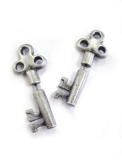 画像1: 【新品】 鍵ピアス (アンティークシルバー) PR_009_B101【通信販売専用商品】 (1)