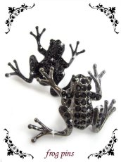 画像1: 【新品】 かえるピンバッジ(黒) (brooch/black) ZA_005_B59【通信販売専用商品】 (1)