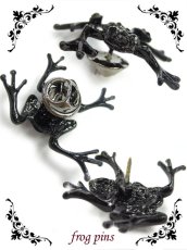画像2: 【新品】 かえるピンバッジ(黒) (brooch/black) ZA_005_B59【通信販売専用商品】 (2)