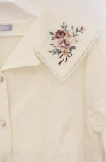 画像2: axes femme POETIQUE / ブーケ刺繍襟ブラウス M キナリ O-26-01-23-047-AX-BL-OW-ZH (2)