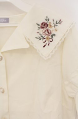 画像2: axes femme POETIQUE / ブーケ刺繍襟ブラウス M キナリ O-26-01-23-047-AX-BL-OW-OS