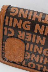 画像2: 【SALE】NieR CLOTHING / COMPACT EMBLEM SHOULDER BAG【BROWN】 O-22-10-31-091-1-ZA-PU-P-IG-ZT-CL001 (2)