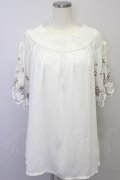 axes femme  / 袖刺繍シャーリングブラウス Y-23-07-27-4005-1-BL-AX-L-SZ-ZI
