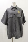 NieR Clothing / エンブレム刺繍半袖シャツ  グレー H-23-12-28-032-PU-BL-KB-ZT365