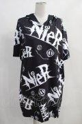 NieR Clothing / 総柄半袖プルパーカー  黒 H-24-02-08-042-PU-TO-KB-ZT186
