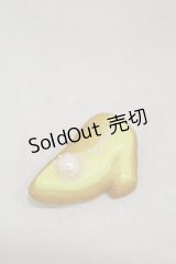 Q-pot. / High heel Sugar Cookieブローチ  イエロー H-24-10-22-025-QP-ZA-KB-ZH