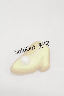 画像1: Q-pot. / High heel Sugar Cookieブローチ  イエロー H-24-10-22-025-QP-ZA-KB-ZH