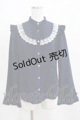 axes femme kawaii / リボンブローチ付肩フリルブラウス M ネイビー H-25-03-22-036-AX-BL-NS-ZH