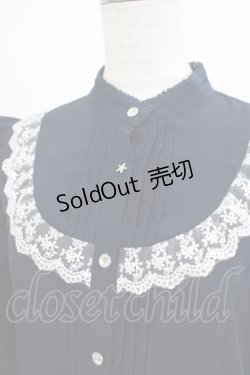 画像4: axes femme kawaii / リボンブローチ付肩フリルブラウス M ネイビー H-25-03-22-036-AX-BL-NS-ZH