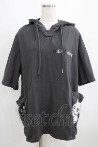 NieR Clothing / ポケット刺繍プルパーカー  グレー H-25-03-31-044-PU-TO-KB-ZH