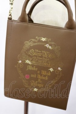 画像2: Maison de FLEUR / Disney 女王/ブック型ショルダーバッグ  ブラウン H-25-04-05-1037-LO-BG-NS-ZH