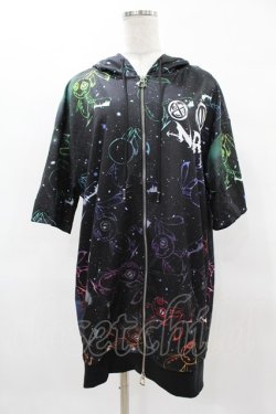 画像1: NieR Clothing / 総柄半袖ZIPパーカー  黒 H-25-04-22-040-PU-TO-KB-ZH