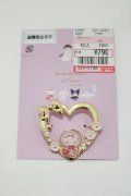 m petit by misako / サンリオキャラクターズコラボ AMキティブローチ  ゴールド H-25-04-28-070-LO-AC-NS-ZH