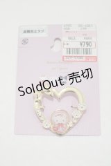 m petit by misako / サンリオキャラクターズコラボ AMキティブローチ  ゴールド H-25-04-28-070-LO-AC-NS-ZH