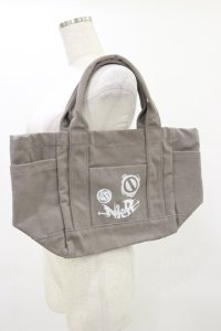 NieR Clothing / ロゴプリントバッグ  グレー H-25-05-26-036-PU-BG-KB-ZH