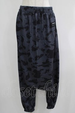 画像1: NieR Clothing / 総柄プリントサルエルパンツ F グレー H-25-06-09-1031-PU-PA-KB-ZH
