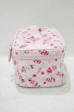 画像2: BABY,THE STARS SHINE BRIGHT / Berry Berry Strawberry Parfait〜くみゃちゃんアイスを添えて〜柄バニティポーチ  ピンク H-25-07-27-041-BA-ZA-NS-ZH