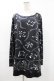 画像1: NieR Clothing / 総柄プリントカットソー F 黒 H-25-08-04-1043-PU-TO-KB-ZH (1)