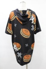画像2: NieR CLOTHING / 総柄半袖プルパーカー  黒 H-25-08-04-1045-PU-TO-KB-ZT277 (2)