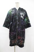 NieR Clothing / 総柄半袖ZIPパーカー  黒 H-25-08-04-1053-PU-TO-KB-ZH