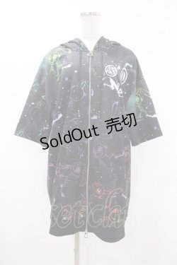 画像1: NieR Clothing / 総柄半袖ZIPパーカー  黒 H-25-08-04-1053-PU-TO-KB-ZH