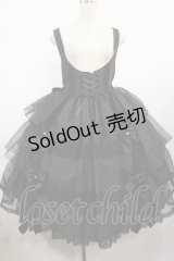 metamorphose / 【プラスサイズ】Mellifluous フロントあきフリルジャンパースカート プラスサイズ ブラック H-25-08-18-1012-ME-OP-NS-ZH