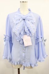metamorphose / 【プラスサイズ】スタンドカラーフリルリボン姫袖ブラウス プラスサイズ サックス H-25-08-18-1023-ME-BL-NS-ZH