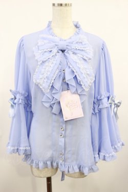 画像1: metamorphose / 【プラスサイズ】スタンドカラーフリルリボン姫袖ブラウス プラスサイズ サックス H-25-08-18-1023-ME-BL-NS-ZH