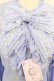 画像4: metamorphose / 【プラスサイズ】スタンドカラーフリルリボン姫袖ブラウス プラスサイズ サックス H-25-08-18-1023-ME-BL-NS-ZH (4)
