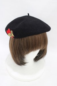 Dangerous nude / ハート刺繍ベレー帽 - ブラック H-25-09-02-1004-PU-AC-KB-ZH