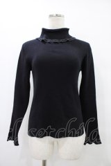 Jane Marple Dans Le Salon / コットンアシミアフリルトリミングのタートル  黒 H-25-09-25-1058-JM-TO-KB-ZH