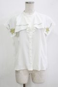 an another angelus / スクエアケープ衿ローズ刺繍ブラウス Free OFF WHITE H-25-11-01-063-CA-BL-NS-ZH