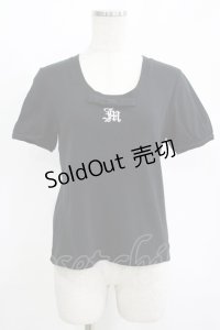 Jane Marple / ロゴ刺繍リボンカットソー  黒 H-25-11-12-040-JM-TO-KB-ZT369