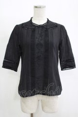 an another angelus / ローズ刺繍ノーカラーブラウス Free Black H-25-11-15-1062-CA-BL-NS-ZH