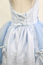画像4: metamorphose / 【プラスサイズ】Mellifluous フロントあきフリルジャンパースカート プラスサイズ サックス H-25-11-15-1001-ME-OP-NS-ZH (4)