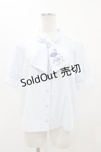 axes femme / ネモフィラ刺繍リボンブラウス Free サックスストライプ H-25-11-16-1042-AX-BL-NS-ZH