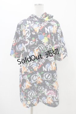 画像1: NieR Clothing / 総柄半袖プルパーカー  ブラック H-25-11-19-1042-PU-TO-KB-ZT379