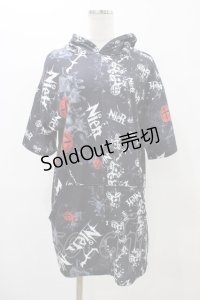 NieR Clothing / 総柄半袖プルパーカー  ブラック H-25-11-19-1043-PU-TO-KB-ZT483