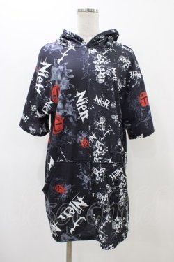 画像1: NieR Clothing / 総柄半袖プルパーカー  ブラック H-25-11-19-1043-PU-TO-KB-ZH