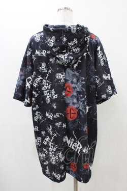 画像2: NieR Clothing / 総柄半袖プルパーカー  ブラック H-25-11-19-1043-PU-TO-KB-ZH