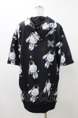 画像2: 【SALE】NieR CLOTHING / 総柄ZIP半袖パーカー  ブラック H-25-11-23-048-PU-TO-KB-ZT471 (2)