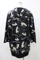 画像2: 【SALE】NieR CLOTHING / 総柄ZIP半袖パーカー  ブラック H-25-11-23-049-PU-TO-KB-ZT220 (2)