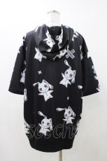 画像2: 【SALE】NieR CLOTHING / 総柄ZIP半袖パーカー  ブラック H-25-11-23-050-PU-TO-KB-ZT475 (2)