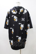 画像2: 【SALE】NieR CLOTHING / 総柄ZIP半袖パーカー  ブラック H-25-11-23-051-PU-TO-KB-ZT220 (2)