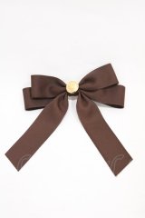 Amavel / エンブレムボタン付リボンブローチ  ブラウン H-25-12-05-1012-CA-ZA-NS-ZH