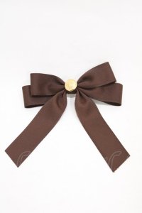 Amavel / エンブレムボタン付リボンブローチ  ブラウン H-25-12-05-1012-CA-ZA-NS-ZH