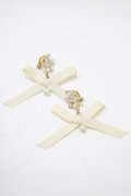 m petit by misako / AMビジューリボンイヤリング  アイボリー H-25-12-05-057-LO-AC-NS-ZH