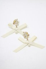 m petit by misako / AMビジューリボンイヤリング  アイボリー H-25-12-05-057-LO-AC-NS-ZH