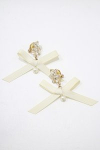 m petit by misako / AMビジューリボンイヤリング  アイボリー H-25-12-05-057-LO-AC-NS-ZH