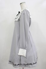 画像2: Amavel / メッセージ刺繍ヨーク切替ワンピース Free グレー H-25-12-12-1032-CA-OP-NS-ZH (2)